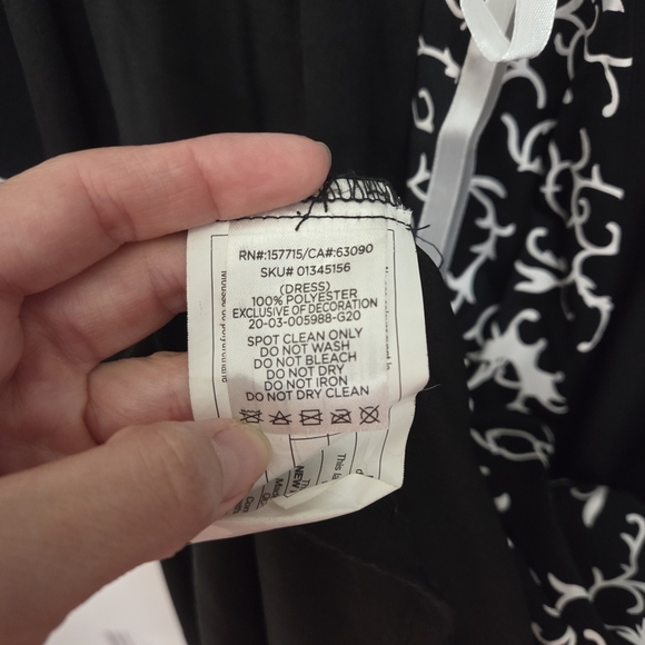 Spirit Halloween Child Midnight Vampiress Black & White Costume Size 6 Vampire - Picture 5 of 10